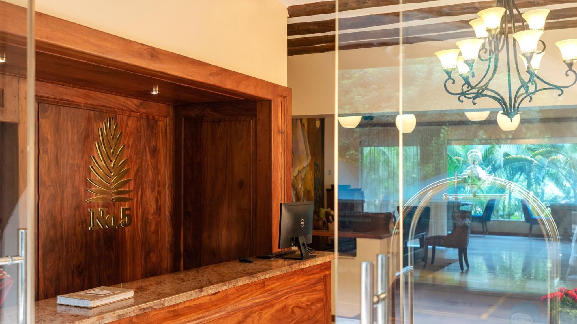 No 5 Boutique Hotel Limited Εντέμπε Εξωτερικό φωτογραφία